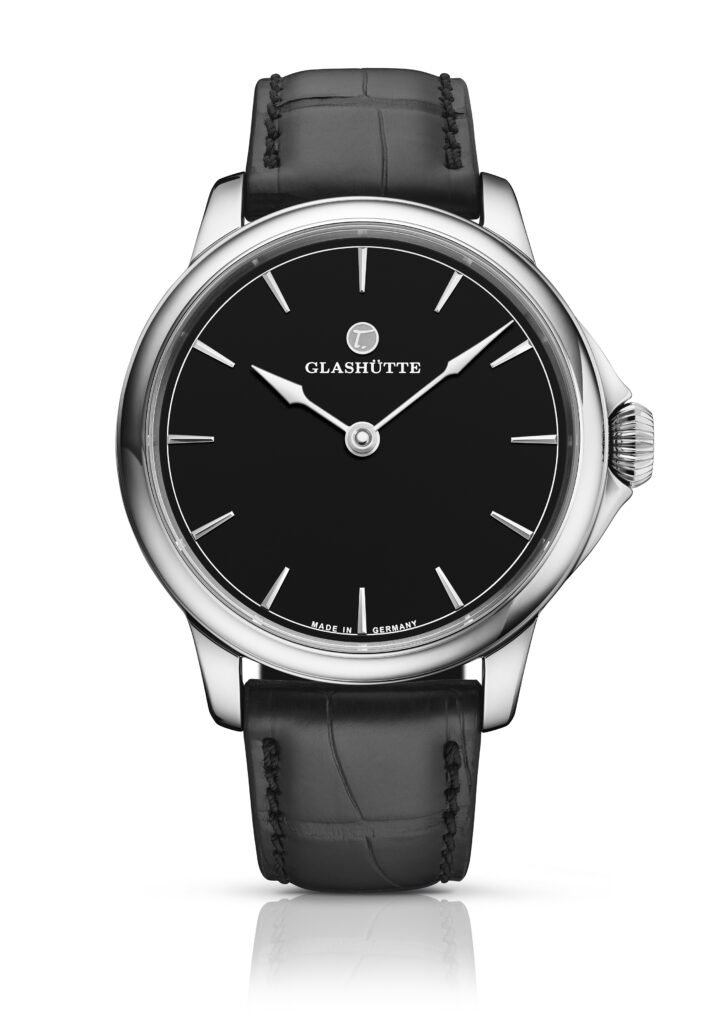 ميناء ساعة Tutima Glashütte Patria الأسود العميق، يظهر الساعات والدقائق فقط بوضوح وتناغم