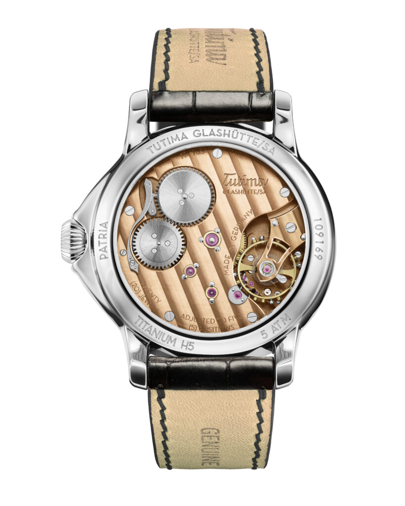 قلب ينبض بالدقة: حركة Caliber Tutima 617 اليدوية المصنّعة، مزينة بلوحة ثلاثية الأرباع