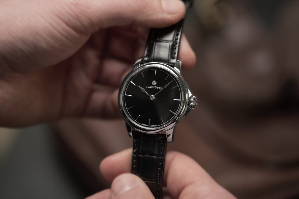 حضور واثق وخفة لا تضاهى: علبة التيتانيوم من الدرجة 5 المصقولة وحزام جلد التمساح الفاخر