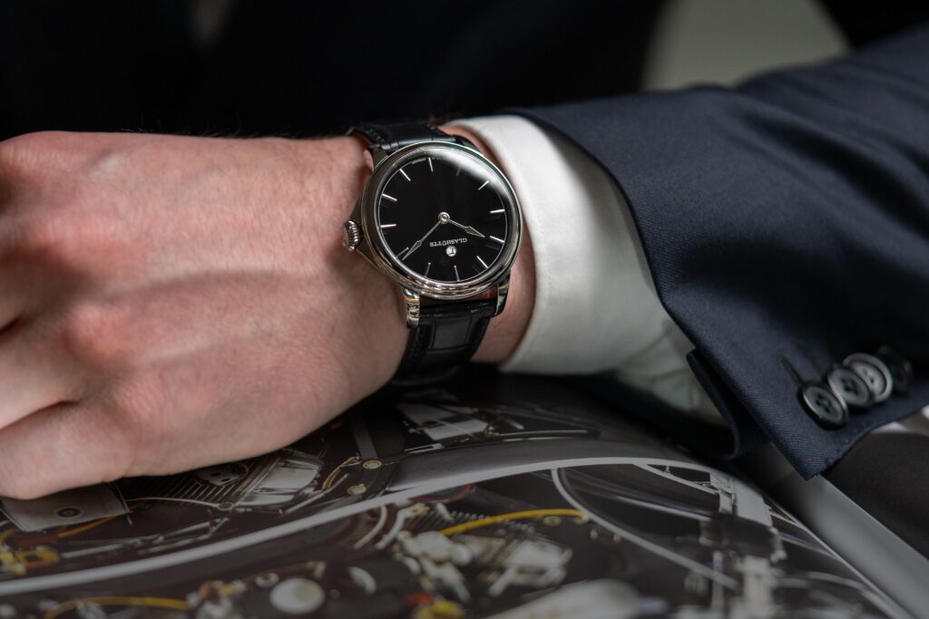 تصميم ساعة Patria الجديد يجسد قمة البساطة والفخامة الألمانية، مع خطوط نظيفة وحماية أنيقة للتاج