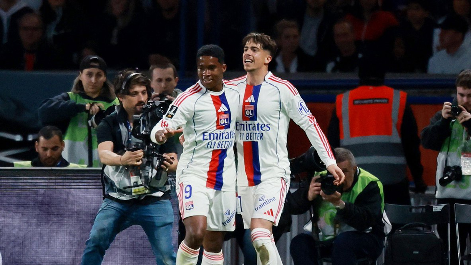 صدمة لباريس سان جيرمان: ليون يشعل صراع الصدارة في الدوري الفرنسي