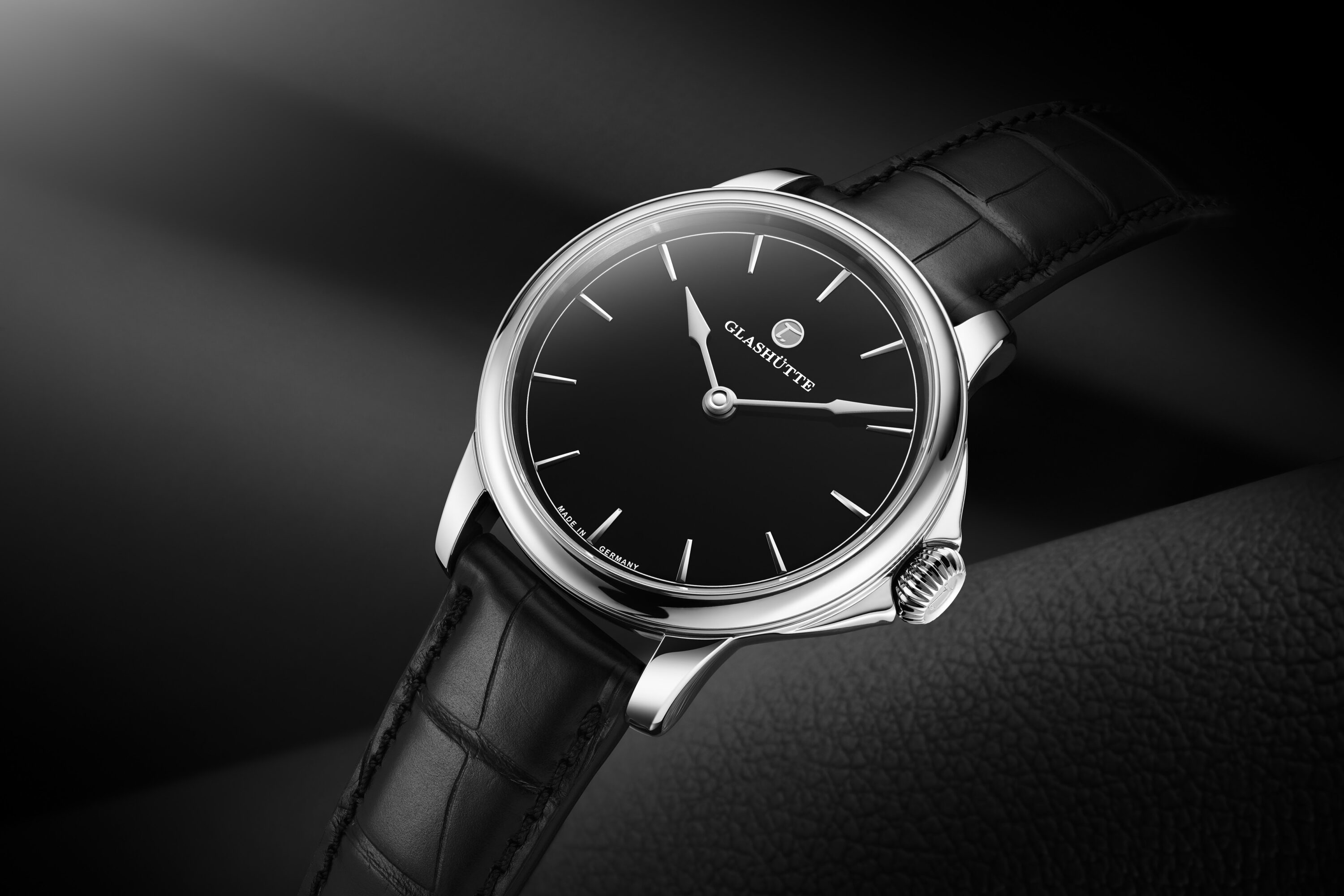 توتيما غلاشوتّه تكشف عن ساعة باتريا: قمة التجريد في صناعة الساعات