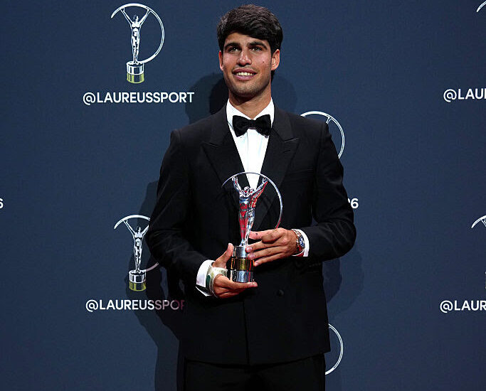 كارلوس ألكاراز يتوج بجائزة لوريوس العالمية 2026 متألقًا ببدلة لويس فويتون