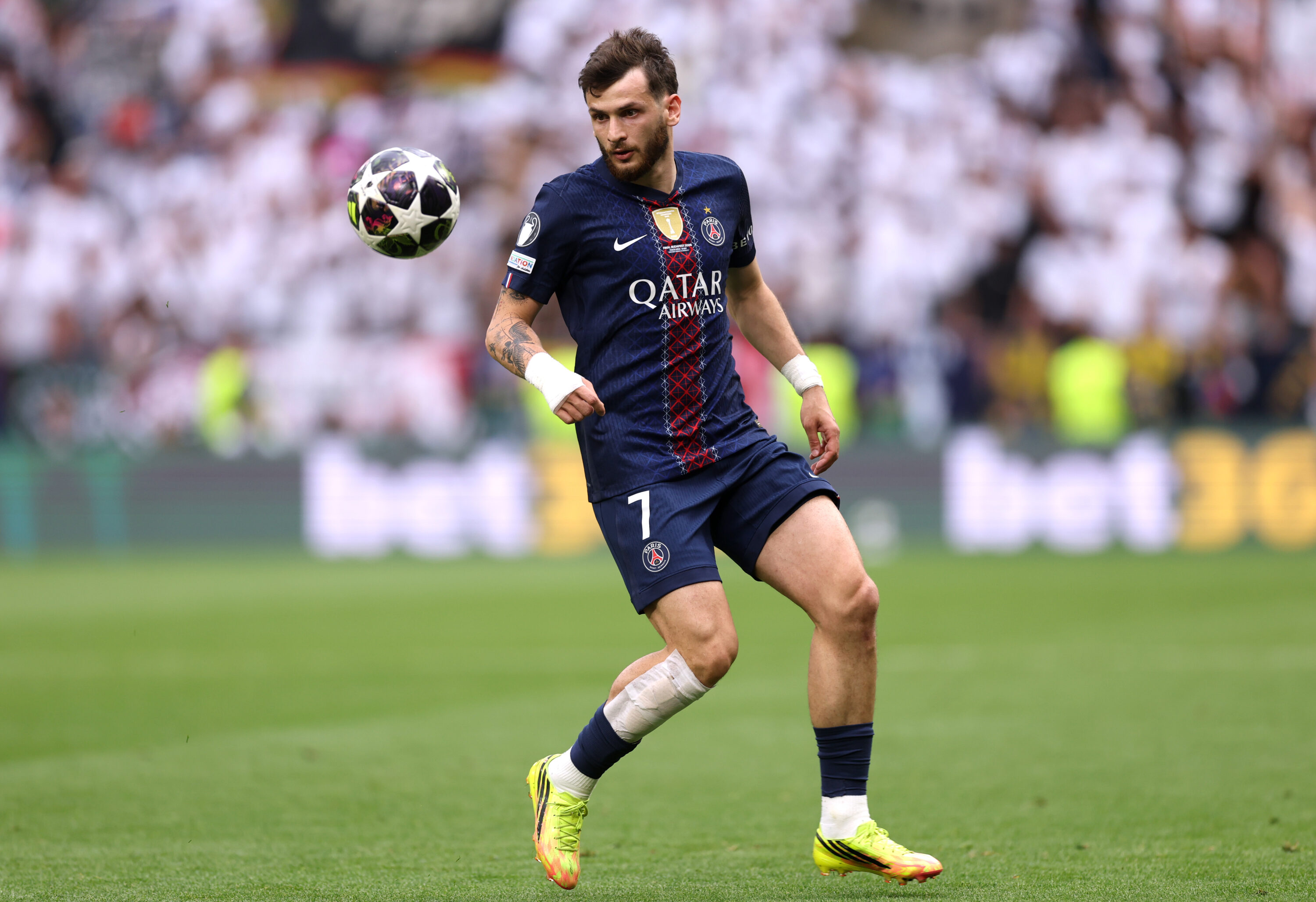 خفيتشا كفاراتسخيليا يتوّج أفضل لاعب في أوروبا لموسم 2025-2026