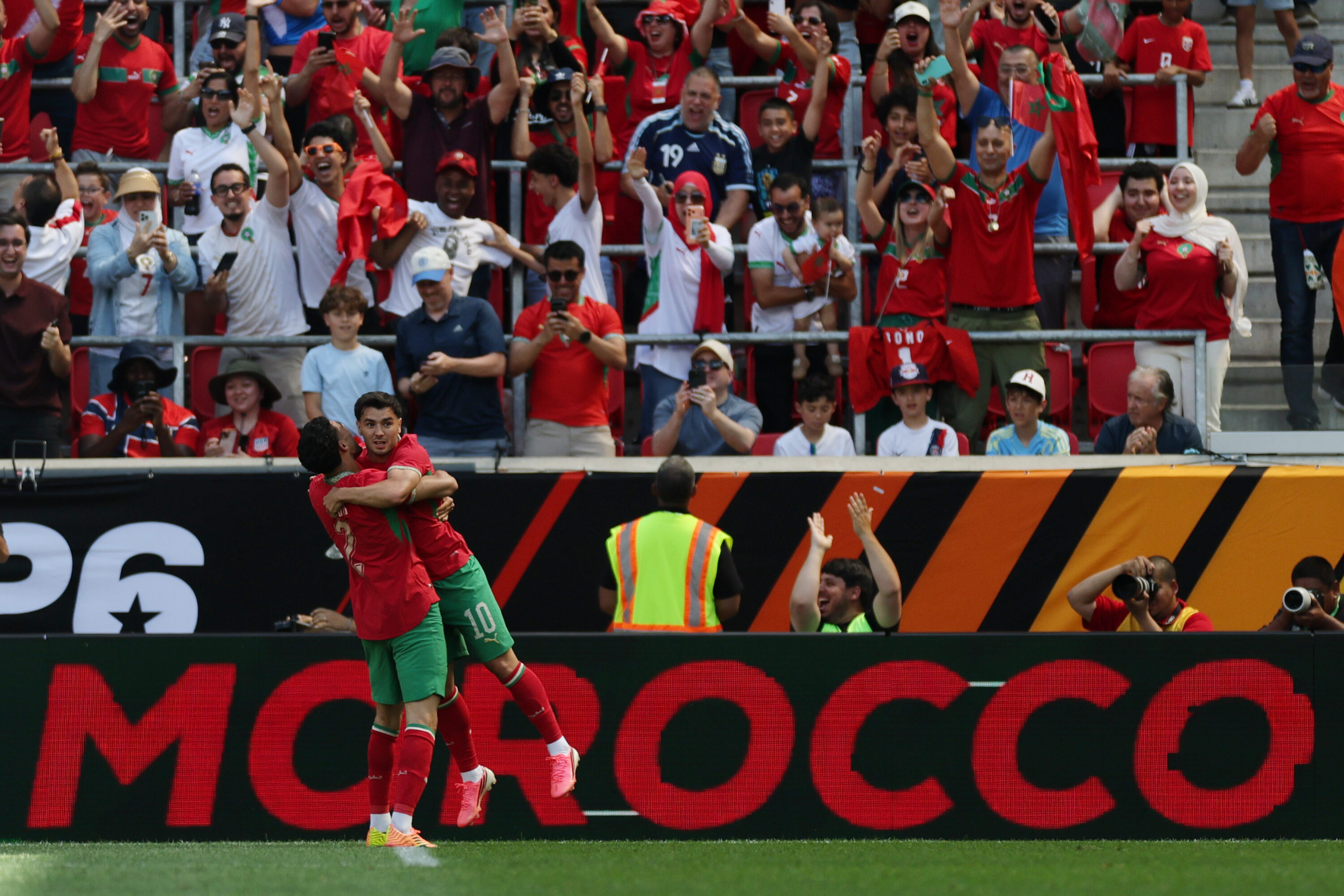 من أرض المونديال: عندما يضع كأس العالم الزملاء وجهاً لوجه
