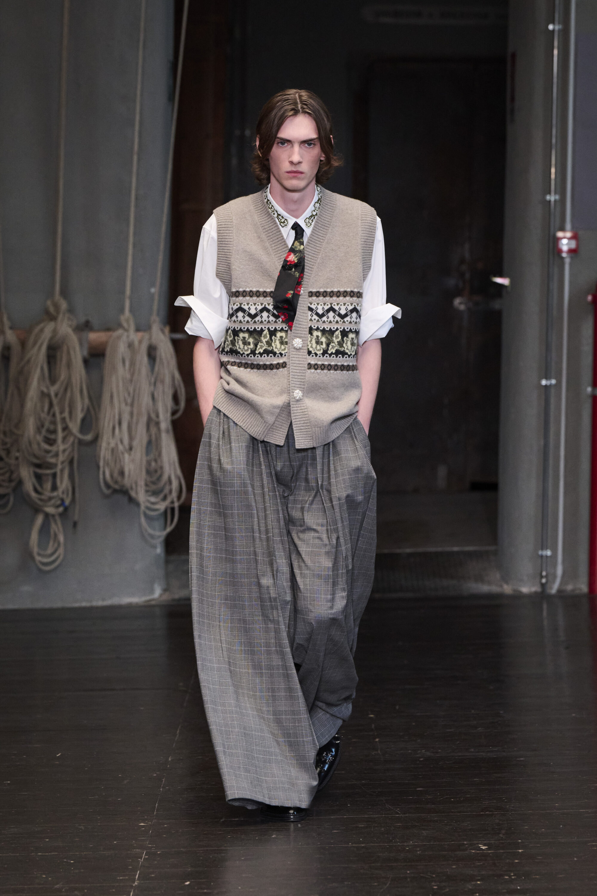 سيمون روشا تقدّم أول عرض مستقل للأزياء الرجالية خلال معرض Pitti Uomo 110