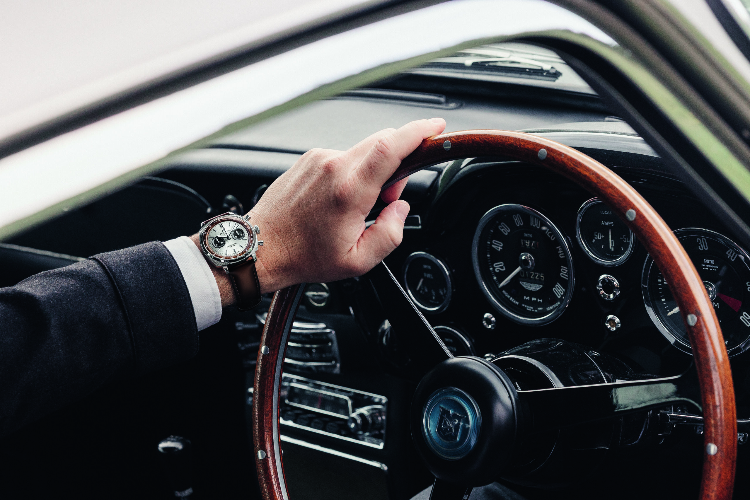 تجسد ساعة Top Time B01 Chronograph 41 Tribute to Aston Martin DB5 إرث سيارة DB5 الأسطورية