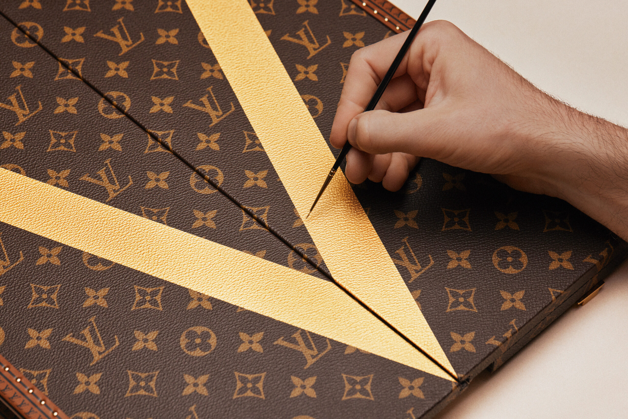 حرف V الذهبي… يرمز إلى Victory وVuitton في تصميم واحد