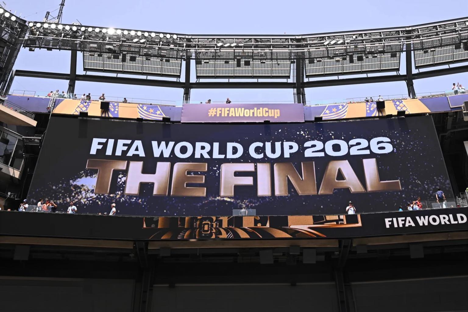 شاشة عملاقة داخل ملعب ميت لايف تعلن نهائي كأس العالم 2026