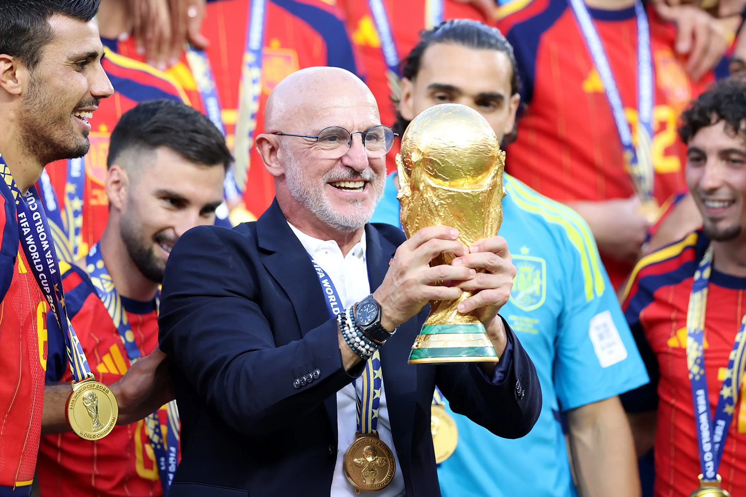 مدرب منتخب إسبانيا يرفع كأس العالم 2026 وسط احتفال اللاعبين باللقب