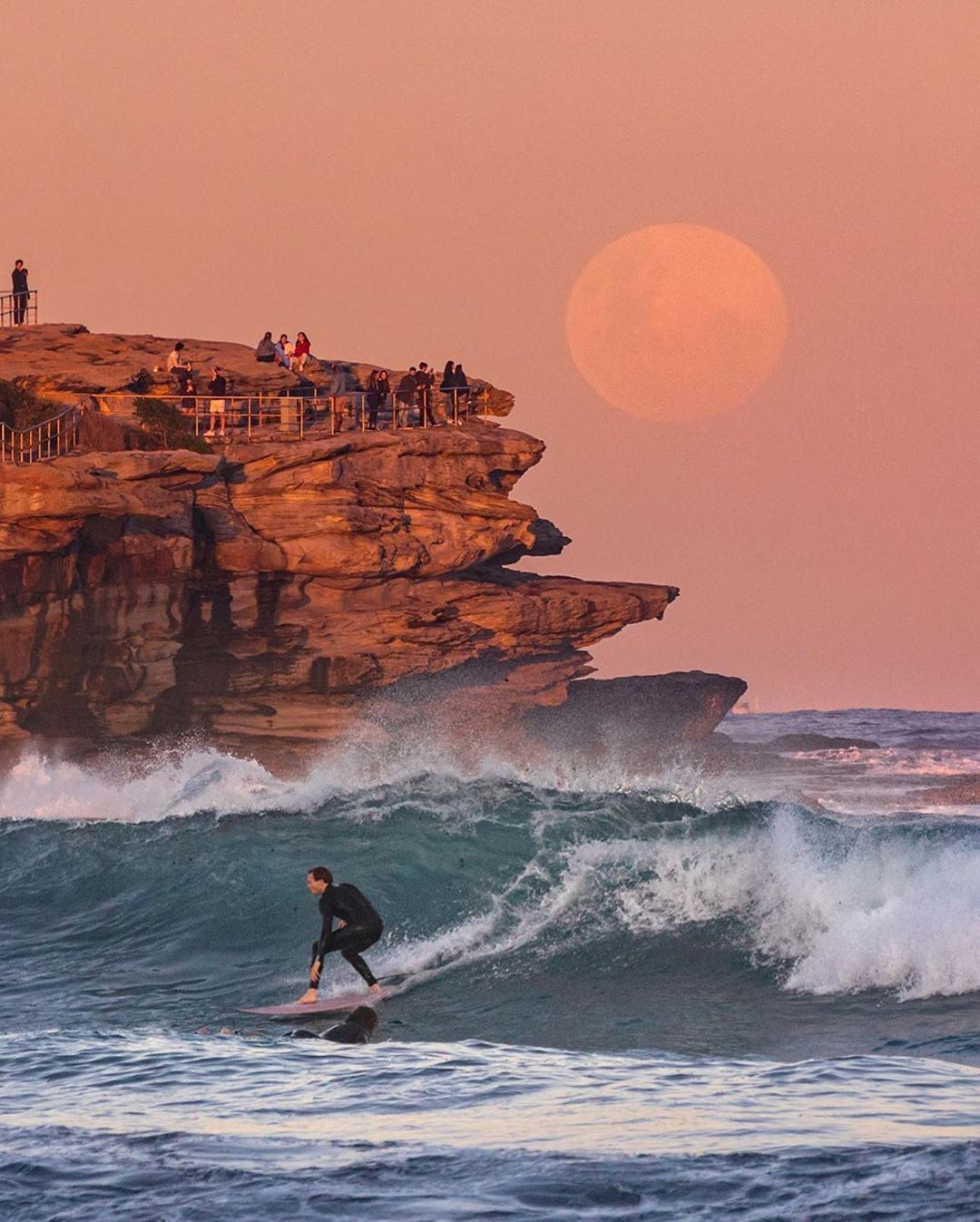 بوندي بيتش.. أيقونة الـSurf الأسترالية: شاطئ أسطوري يجمع بين الرياضة وأجواء سيدني – مصدر الصورة: Pinterest
