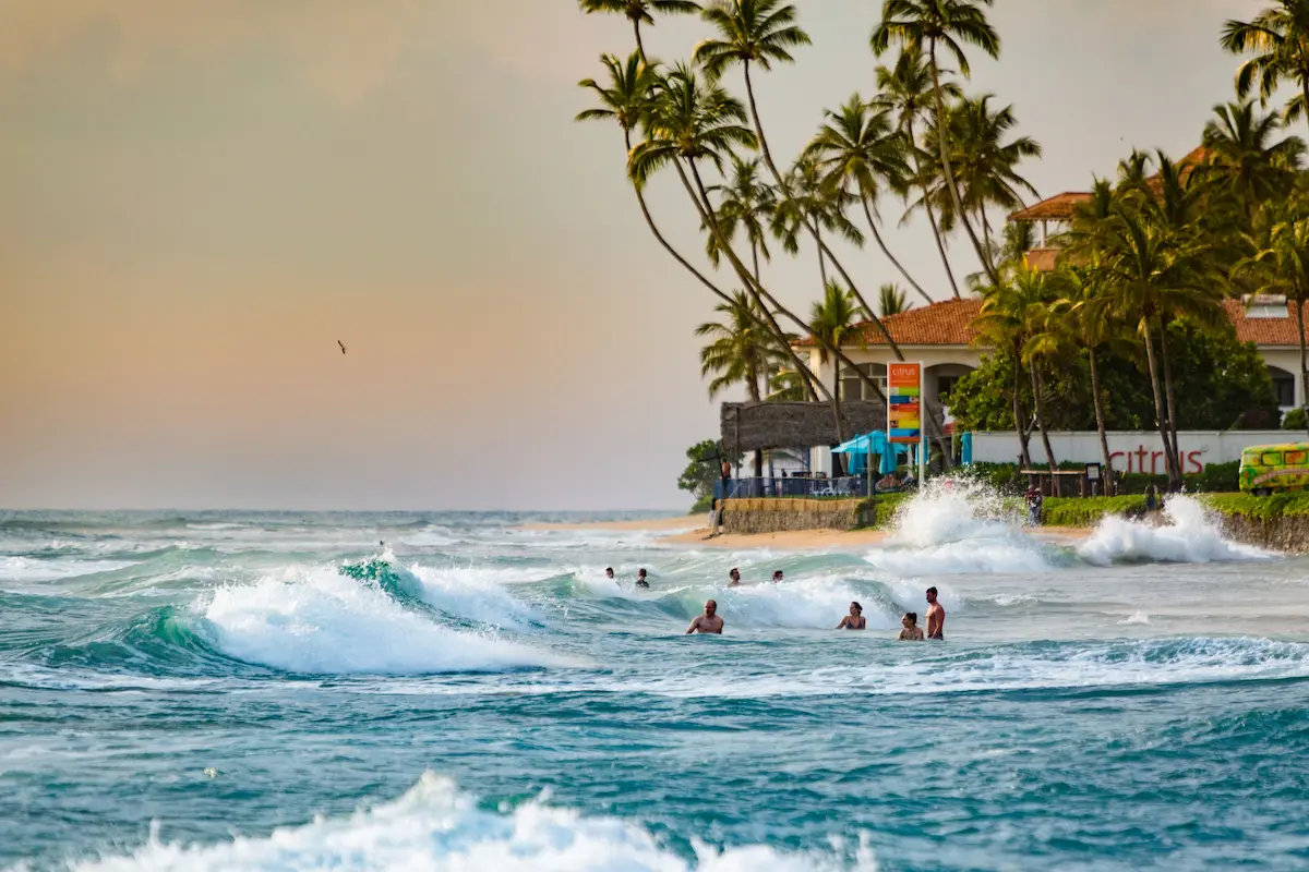 هيكادوا.. عندما يلتقي الـSurf بالطبيعة: أمواج وشعاب مرجانية وتجارب بحرية في سريلانكا – مصدر الصورة: Getty