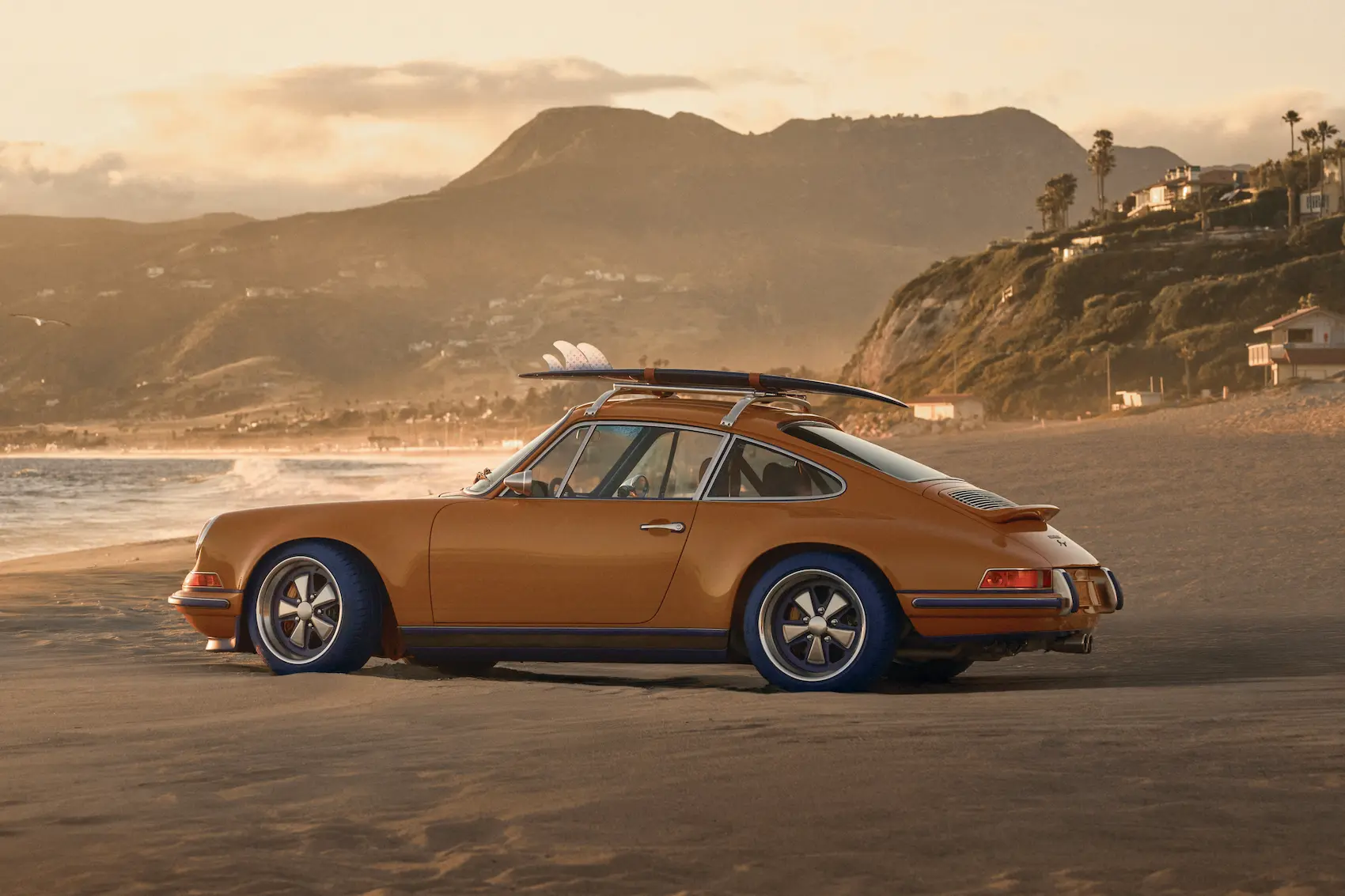 Porsche 911 Reimagined by Singer – Classic بألوان Louis Vuitton الزعفرانية والأزرق الكوبالتي