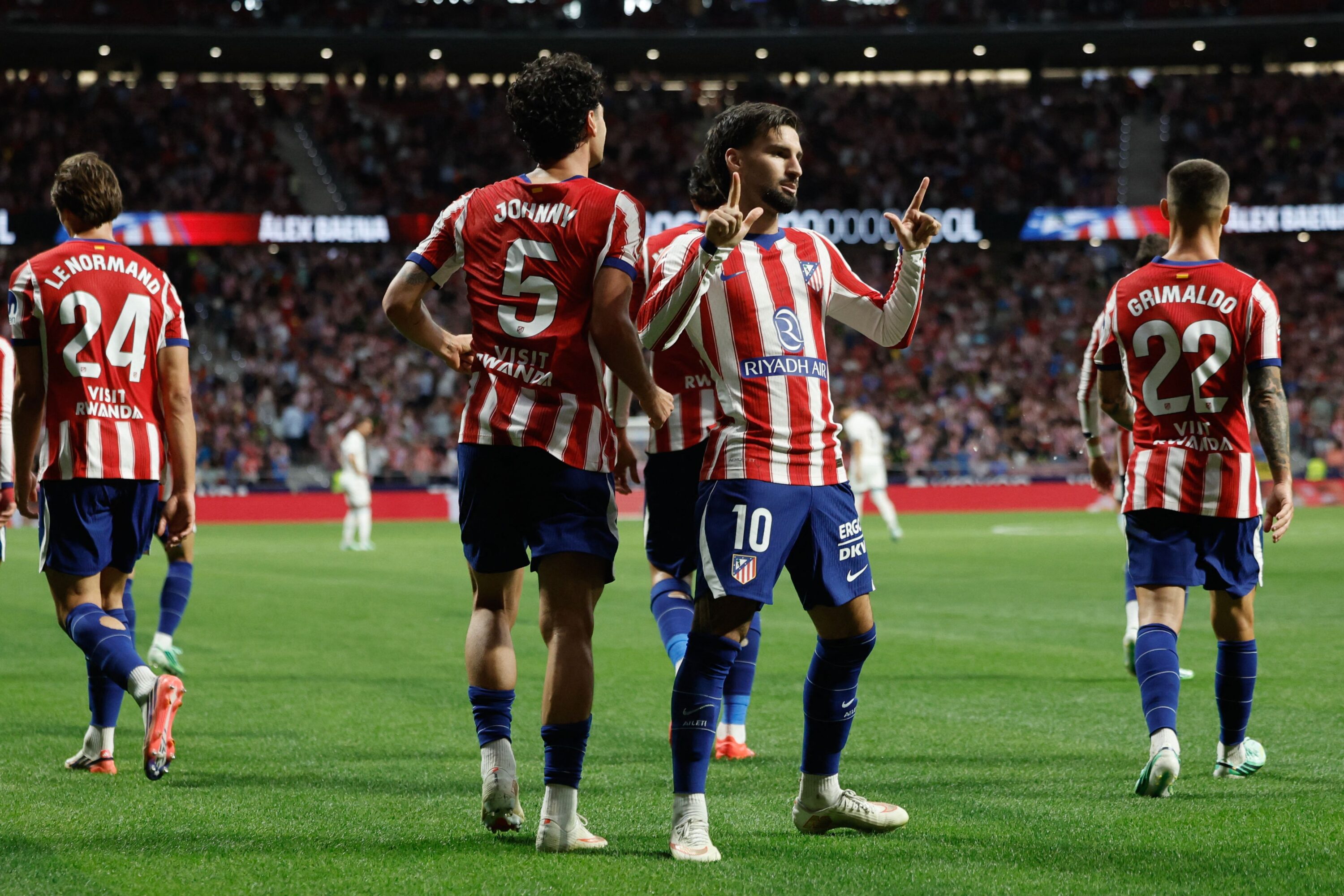 برشلونة يكتسح بسباعية وأتلتيكو يستعد لديربي مدريد برباعية في الدوري الإسباني