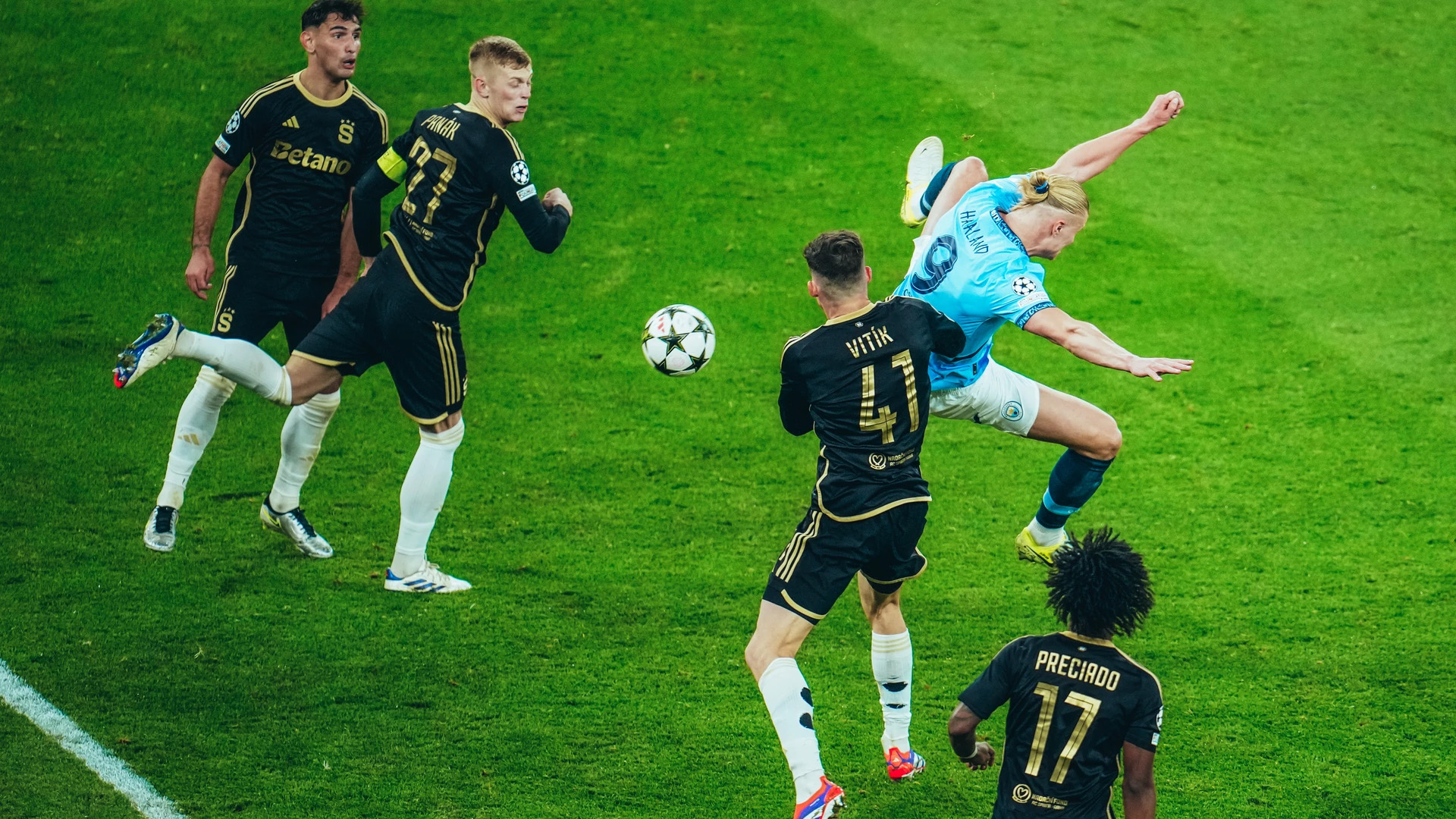 هالاند يحكم قبضته ودورتموند ينجو وبيتيس ينتفض… ليلة التقلبات في دوري الأبطال