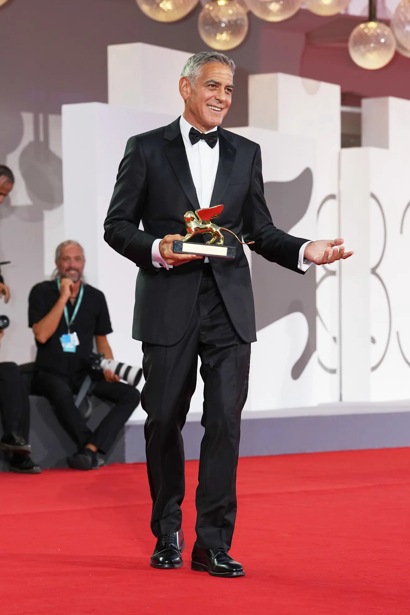 جورج كلوني يتألق بالأناقة الهوليوودية الكلاسيكية من Giorgio Armani في فينيسيا - مصدر الصورة: Launchmetrics