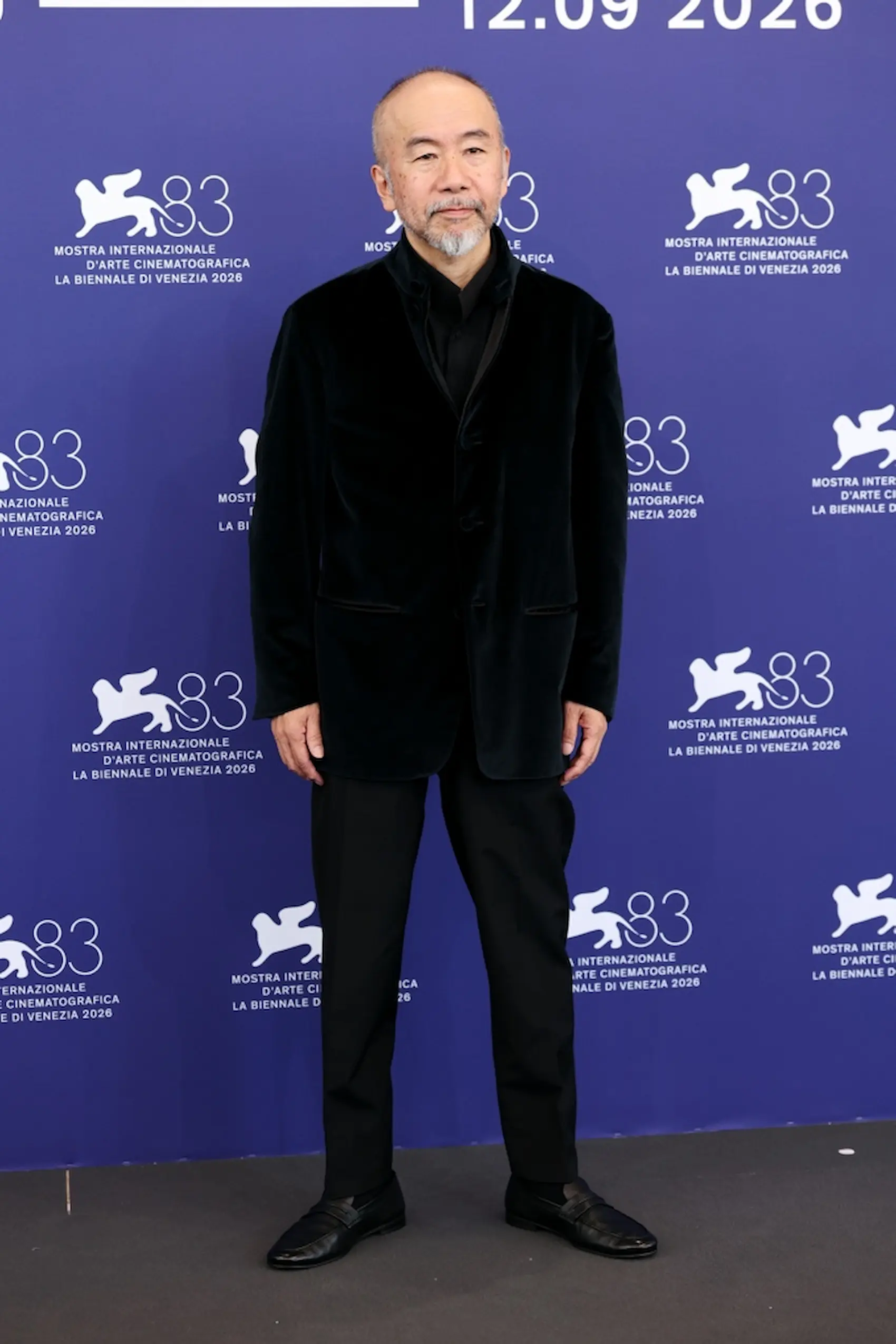 Shinya Tsukamoto بإطلالة مخملية باللون الأزرق الفيروزي من Zegna