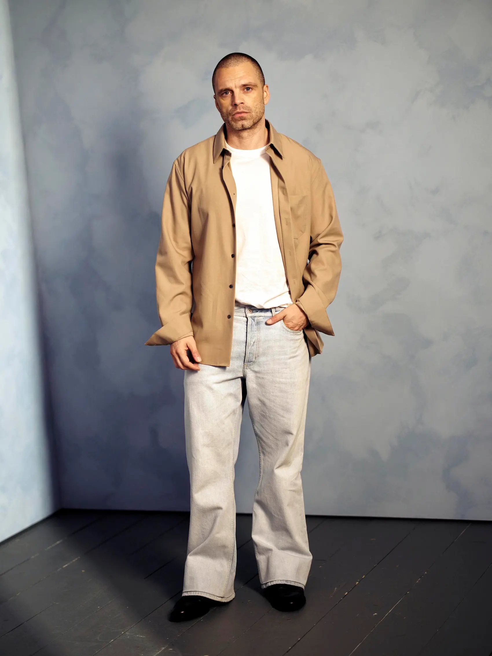 Sebastian Stan: الرسمية بقراءة أكثر استرخاءً