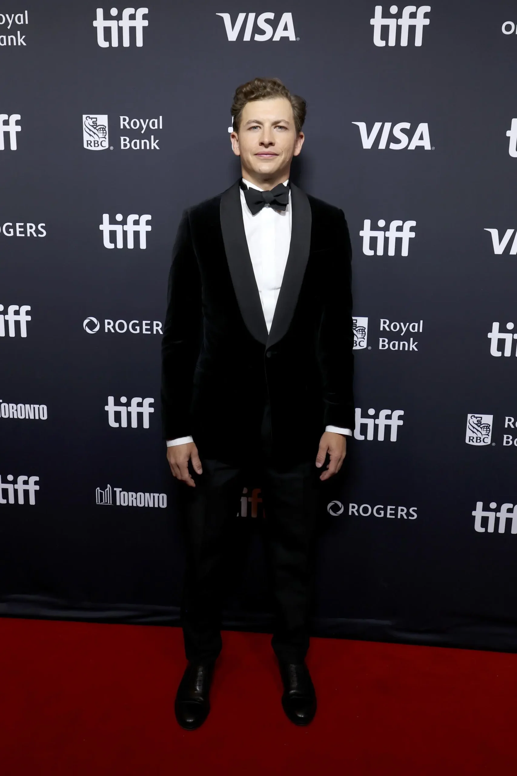 Tye Sheridan: التوكسيدو الكلاسيكي بلمسة من المخمل