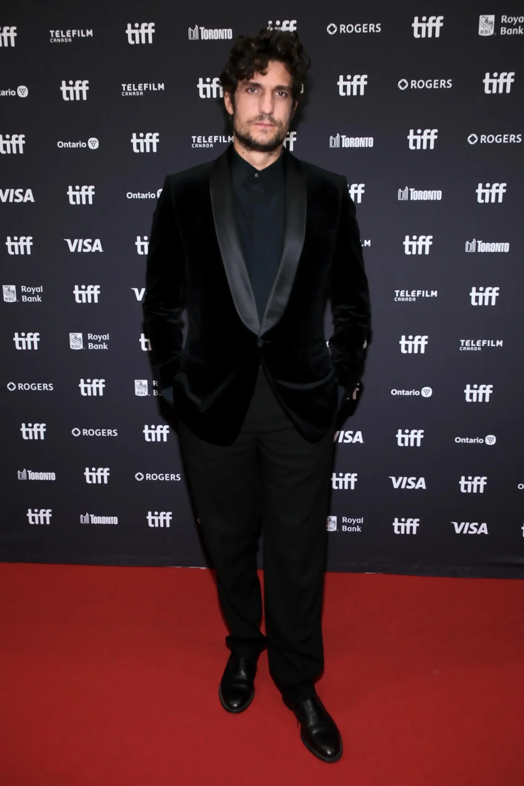 Louis Garrel: الأسود أحادي اللون بتنوع الخامات