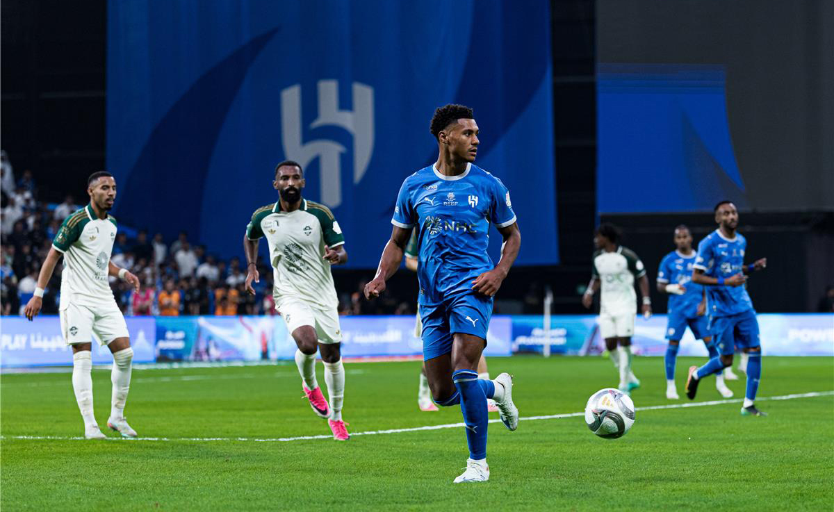 الهلال يكتسح الأهلي بثلاثية ويخطف صدارة الدوري السعودي من النصر