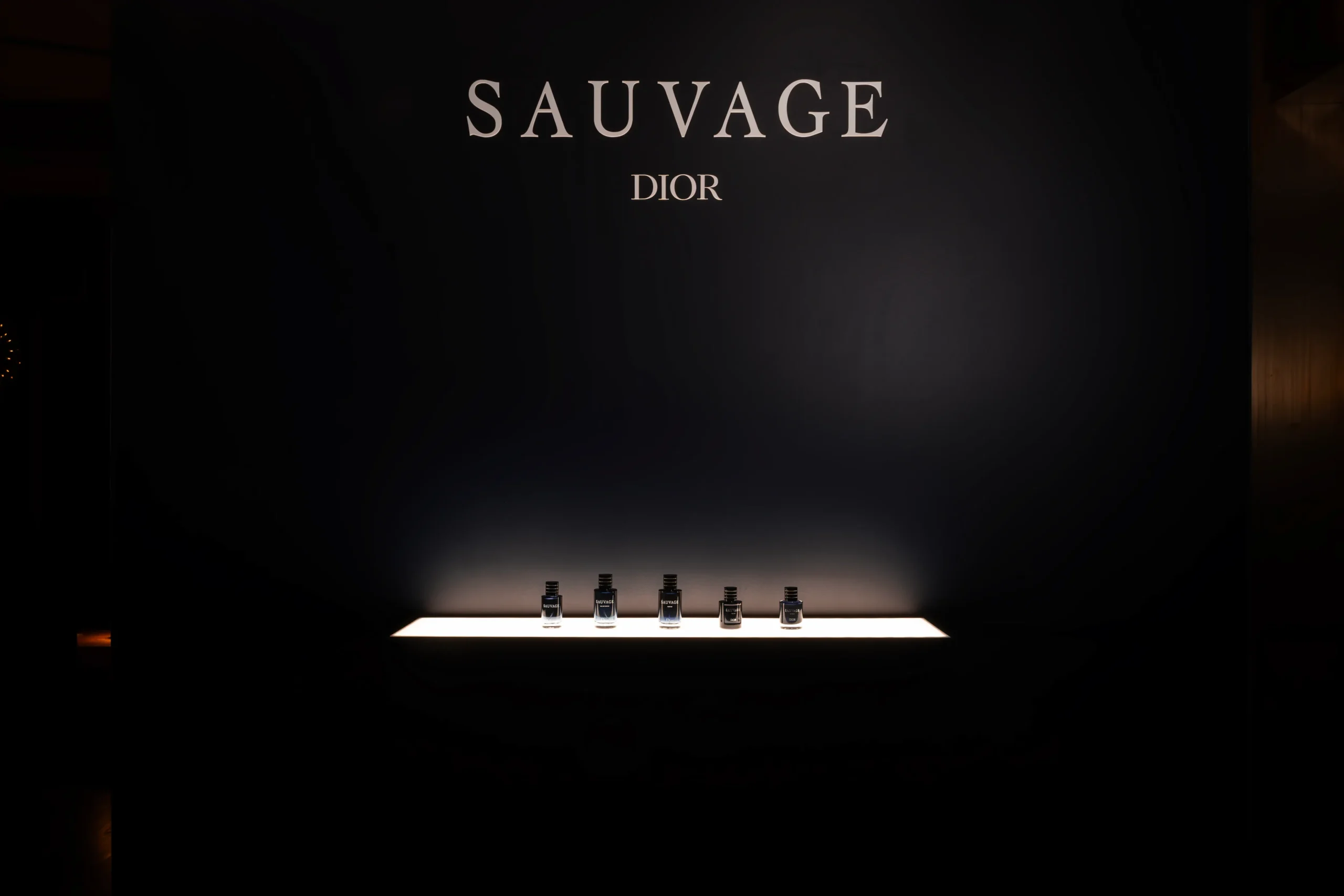 ديور تكشف عن إصدار Sauvage Extrait الجديد، بتركيبة عطرية أكثر كثافة وعمقاً من توقيع فرانسيس كوركدجيان