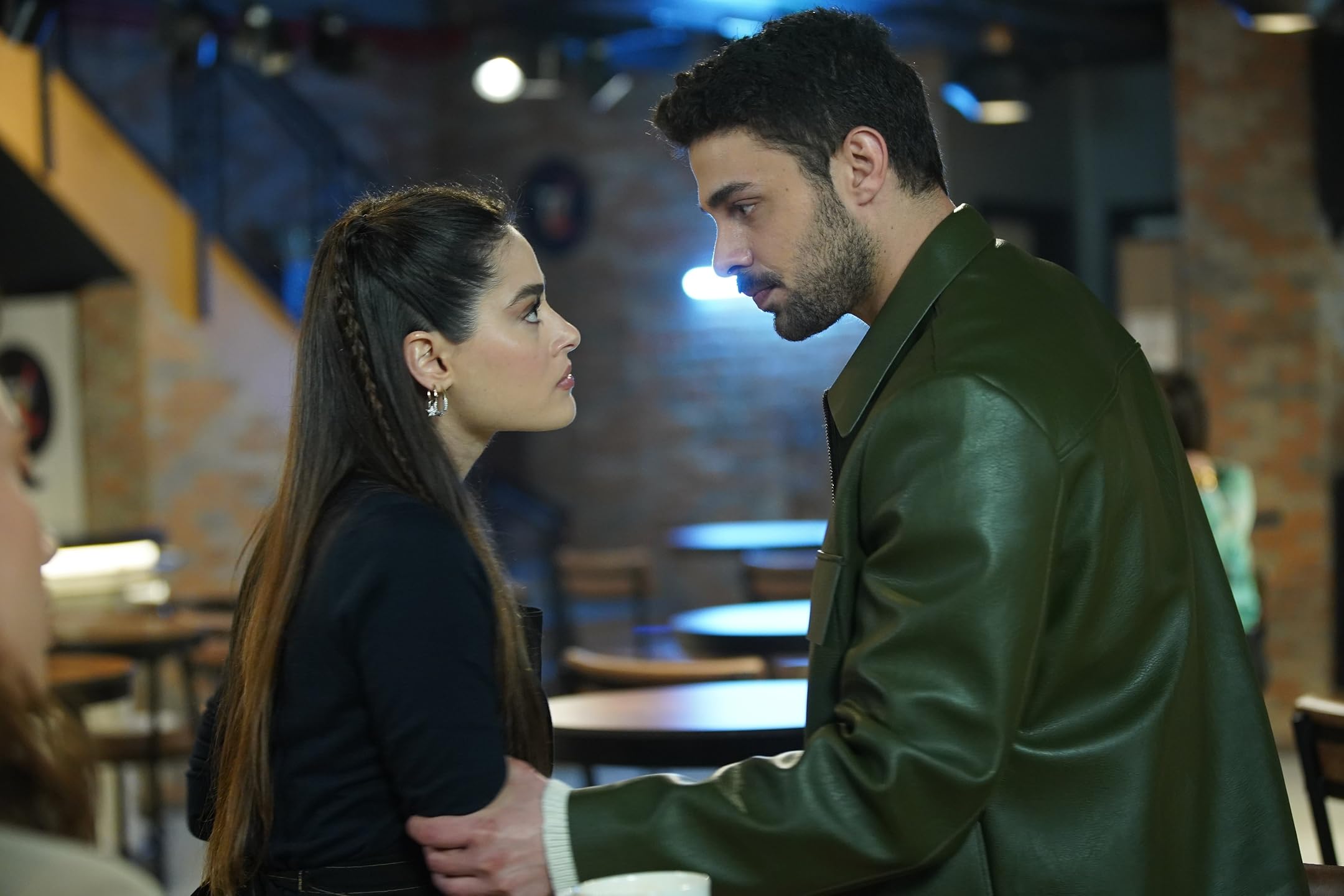 خالد أوزغور ساري وسيماي بارلاس... كيمياء رومانسية عززت نجاح المتوحش - مصدر الصورة: imdb