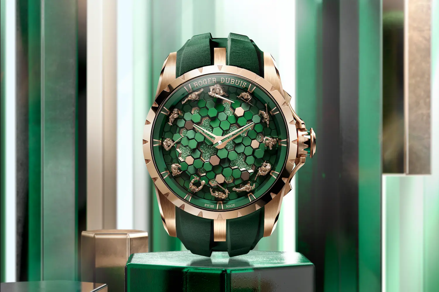 تستحضر ساعة Roger Dubuis أسطورة ميرلين بميناء أخضر ثلاثي الأبعاد يضم 12 فارساً منحوتاً من الذهب الوردي، ضمن إصدار محدود من 28 قطعة.